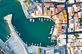 Luftaufnahme der Altstadt und des venezianischen Hafens mit Blick auf das blaue Ägäische Meer, Rethymno, Insel Kreta, griechische Inseln, Griechenland, Europa