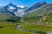 Rhätische Bahn über den Berninapass, UNESCO-Weltkulturerbe, Schweiz, Europa