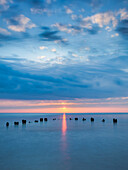 Sonnenaufgang am Sandsend an der Küste von North Yorkshire, Yorkshire, England, Vereinigtes Königreich, Europa