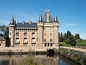 Schloss aus dem 14. bis 19. Jahrhundert in der Stadt La Clayette, Saône-et-Loire, im südlichen Burgund, Frankreich, Europa