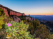 La Castellassa de Can Torras und La Mola bei Sonnenaufgang, Naturpark Sant Llorenc del Munt, Matadepera, Katalonien, Spanien, Europa