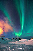 Aurora Borealis (Nordlicht) über den Bergen, Finnmark, Norwegen, Skandinavien, Europa