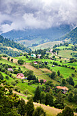 Ländliche Landschaft des Dorfes Magura, 1000 Meter hoch in den Bergen, im Nationalpark Piatra Craiului, Rumänien, Europa