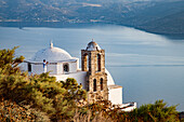 Kuppelkirche Pangia Thalassitra, Kirche auf Milos mit Blick über das Meer bei Sonnenuntergang, Plaka, Milos, Kykladen, griechische Inseln, Griechenland, Europa