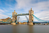 Langzeitbelichtung der Eröffnung der Tower Bridge, London, England, Vereinigtes Königreich, Europa