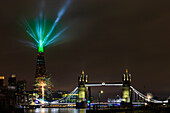 Neujahr 2022 Feuerwerk und Lichtspiel von The Shard und Tower Bridge, London, England, Vereinigtes Königreich, Europa