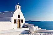Weiße Kirche mit Blick auf Meer, Oia, Santorini, Kykladen, griechische Inseln, Griechenland, Europa