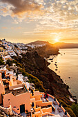 Sonnenaufgang über der Küste von Oia, Santorini, Kykladen, griechische Inseln, Griechenland, Europa