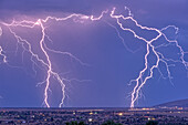 Blitze treffen Prescott Area in der Ferne mit der Stadt Chino Valley nördlich von Prescott Town im Vordergrund, Arizona, Vereinigte Staaten von Amerika, Nordamerika