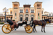 Pferd und Kutsche warten auf Touristen im Parque de Maria Luisa in Sevilla, Andalusien, Spanien, Europa