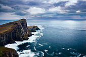 Langzeitbelichtung am Leuchtturm Neist Point und seinem Vorgebirge, Isle Of Skye, Innere Hebriden, Schottland, Vereinigtes Königreich, Europa