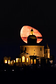 Mond im dritten Quartal über San Luca Sanctuary in der Nacht, Bologna, Emilia Romagna, Italien, Europa