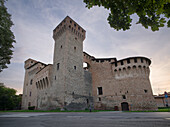 Mittelalterliche Burg von Vignola mit Wehrturm, umrahmt von Ästen, Vignola, Emilia Romagna, Italien, Europa