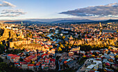 Luftbild Blick auf die Altstadt von Tiflis bei Sonnenaufgang, Tiflis, Georgien (Sakartvelo), Zentralasien, Asien