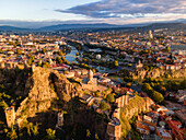 Luftbild Blick auf die Altstadt von Tiflis bei Sonnenaufgang, Tiflis, Georgien (Sakartvelo), Zentralasien, Asien