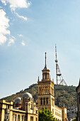 Berühmte Aussicht auf den Mtatsminda-Hügel in Tiflis, der Hauptstadt Georgiens