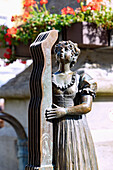 Brunnen mit Bronzefigur der Strumpfformerin am Marienplatz in Immenstadt im Allgäu in Bayern in Deutschland
