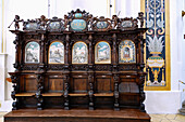 Chorgestühl der Basilika St. Lorenz mit Scagliola-Tafeln in Kempten im Allgäu in Bayern in Deutschland
