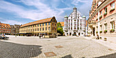 Marktplatz mit Steuerhaus, Rathaus und Großzunft (v.l.n.r.) in Memmingen im Unterallgäu in Bayern in Deutschland