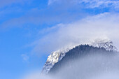 Die beeindruckende Bergwelt am Hintersee an einem fantastischen Nebelmorgen, Berchtesgadener Land, Bayern, Deutschland