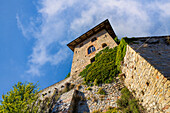 Blick hoch zur malerischen Burg von Serralunga d'Alba, Langhe, Piemont, Italien