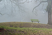 Parkbank im Nebel