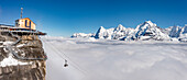 Luftaufnahme der Seilbahn im Nebel mit Eiger, Mönch, Jungfrau im Hintergrund, Mürren Birg, Jungfrau Region, Bern, Schweizer Alpen, Schweiz, Europa