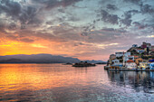 Sonnenaufgang, Gebäude an der Hafeneinfahrt, Insel Kastellorizo (Megisti), Dodekanes-Gruppe, griechische Inseln, Griechenland, Europa