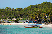 Touristisches Tauchboot vor Anker am weißen Sandstrand Bira Beach im äußersten Süden der Ferienstadt Tanjung Bira, Süd-Sulawesi, Indonesien, Südostasien, Asien