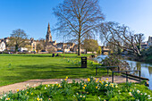 Blick auf den Fluss Welland und die Allerheiligenkirche von Town Meadows, Stamford, South Kesteven, Lincolnshire, England, Vereinigtes Königreich, Europa