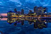 Blick auf MediaCity UK in der Abenddämmerung, Salford Quays, Manchester, England, Vereinigtes Königreich, Europa