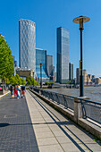 Blick auf Thames Path und Canary Wharf, Limehouse, London, England, Vereinigtes Königreich, Europa