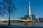 Blick auf die Scherbe, die London Bridge und die Themse vom Themsepfad, London, England, Vereinigtes Königreich, Europa