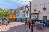 Blick auf Restaurants und Bars im bunten Brighton Place, Brighton, Sussex, England, Vereinigtes Königreich, Europa