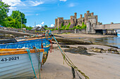 Blick auf Conwy Castle, UNESCO-Weltkulturerbe und Boote am Ufer, Conwy, Conway County Borough, Wales, Vereinigtes Königreich, Europa