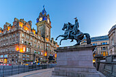 Blick auf das Balmoral Hotel und die Statue von Arthur Wellesley (1. Herzog von Wellington) in der Abenddämmerung, Edinburgh, Schottland, Vereinigtes Königreich, Europa