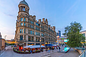 Blick auf die Corn Exchange am Exchange Square in der Abenddämmerung, Manchester, Lancashire, England, Vereinigtes Königreich, Europa