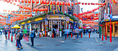 Blick auf die Gerrard Street im farbenfrohen Chinatown, West End, Westminster, London, England, Vereinigtes Königreich, Europa