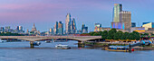 Blick auf die Waterloo Bridge über die Themse, die St. Paul's Cathedral und die Skyline der City of London in der Abenddämmerung, London, England, Vereinigtes Königreich, Europa