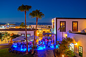 Blick auf Café in der Abenddämmerung in Marina Rubicon, Playa Blanca, Lanzarote, Kanarische Inseln, Spanien, Atlantik, Europa