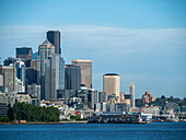 Blick auf die Innenstadt von Seattle vom Hafen, Seattle, Washington State, Vereinigte Staaten von Amerika, Nordamerika