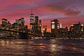 Skyline von Downtown Manhattan mit One World Trade Center und Brooklyn Bridge, New York City, New York, Vereinigte Staaten von Amerika, Nordamerika