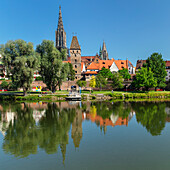 Blick über die Donau zum Ulmer Münster und die Altstadt, Ulm, Baden-Württemberg, Deutschland, Europa