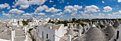 Trulli traditionelle Steinhütten und Itria-Tal im Sommer, Alberobello, UNESCO-Weltkulturerbe, Provinz Bari, Apulien, Italien, Europa