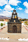 Schwarze Fassade der St.-Anna-Kirche aus vulkanischen Basaltsteinen, Casillas del Angel, Fuerteventura, Kanarische Inseln, Spanien, Atlantik, Europa
