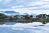 Abenddämmerung über den roten Hütten der Fischer am arktischen Meer, Sommaroy, Tromso, Troms County, Nordnorwegen, Skandinavien, Europa