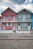 Traditionelle farbig gestreifte Häuser in der Nähe des Strandes Costa Nova in Aveiro, Centro, Portugal, Europa