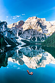 Pragser Wildsee (Pragser Wildsee) mit Croda del Becco spiegelt sich im Wasser im Morgengrauen, Luftbild, Dolomiten, Südtirol, Italien, Europa