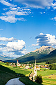 Sonnenschein über grüne Weiden und Dorf Niederdorf (Niederdorf) im Sommer, Pustertal, Provinz Bozen, Südtirol, Italien, Europa