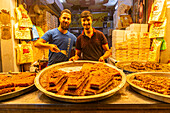 Einheimische verkaufen Süßigkeiten, Heiliger Imam-Ali-Schrein, Nadschaf, Irak, Naher Osten